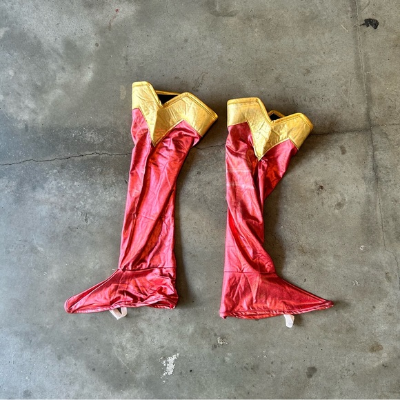 Super Girl Adult Costume | Size Medium - Picture 8 of 16